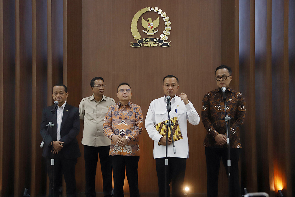 Pimpinan DPR bersama pemerintah memberikan keterangan kepada wartawan terkait rakor kebijakan baru tata kelola ekspor sumber daya alam (SDA). (BeritaNasional/Elvis Sendouw)