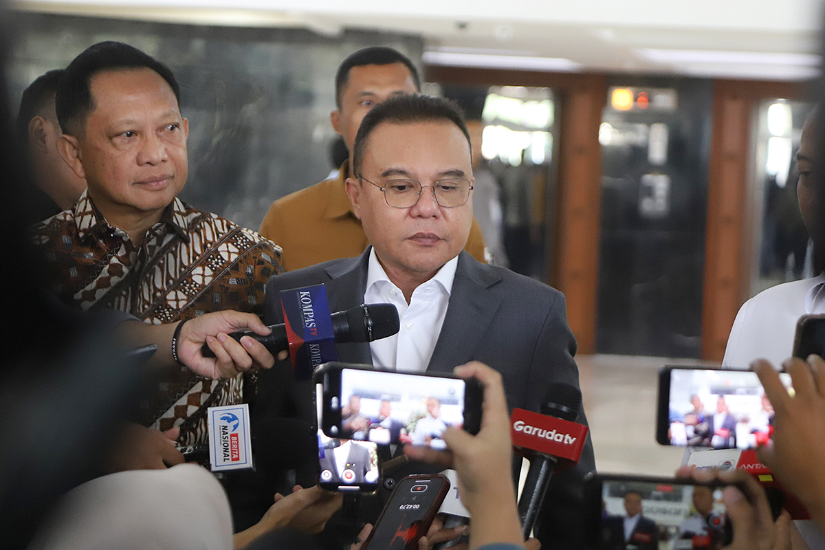 Wakil Ketua DPR RI Sufmi Dasco Ahmad memimpin rapat koordinasi bersama pemerintah dan Koalisi Ojol Nasional. (BeritaNasional/Elvis Sendouw)
