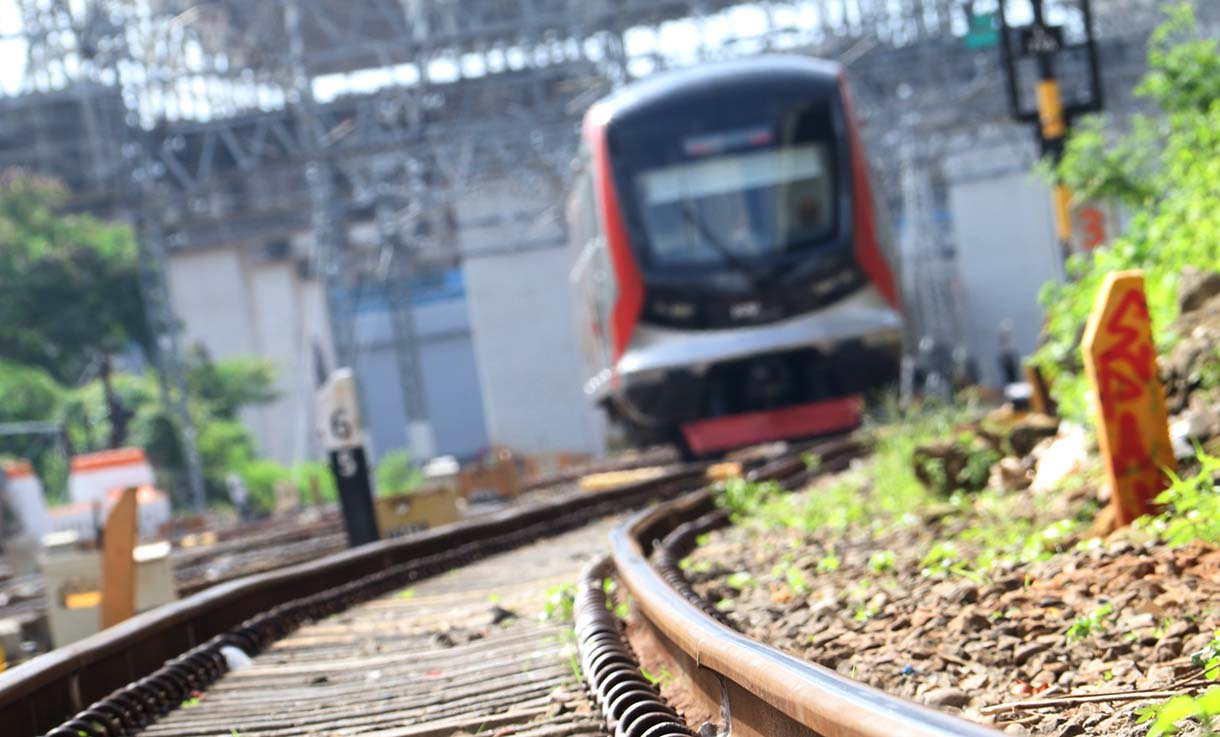 KRL Commuterline melintas di Kawasan Stasiun Manggarai, Jakarta, Rabu (20/5/2026). (Beritanasional.com/Oke Atmaja)