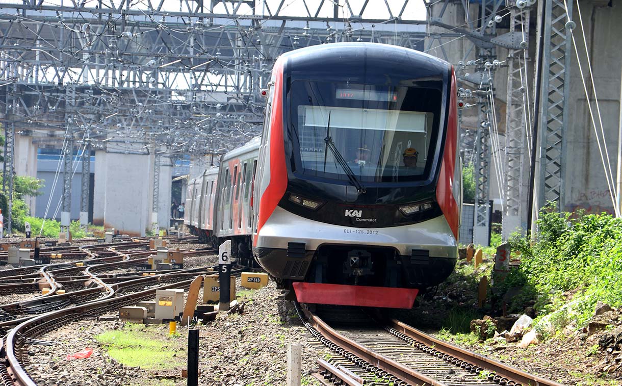 KRL Commuterline melintas di Kawasan Stasiun Manggarai, Jakarta, Rabu (20/5/2026). (Beritanasional.com/Oke Atmaja)
