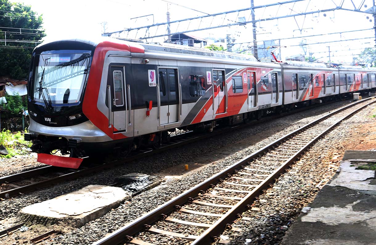 KRL Commuterline melintas di Kawasan Stasiun Manggarai, Jakarta, Rabu (20/5/2026). (Beritanasional.com/Oke Atmaja)