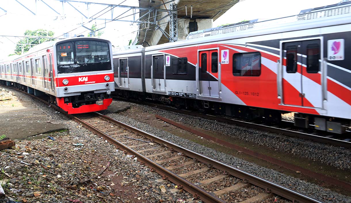 KRL Commuterline melintas di Kawasan Stasiun Manggarai, Jakarta, Rabu (20/5/2026). (Beritanasional.com/Oke Atmaja)