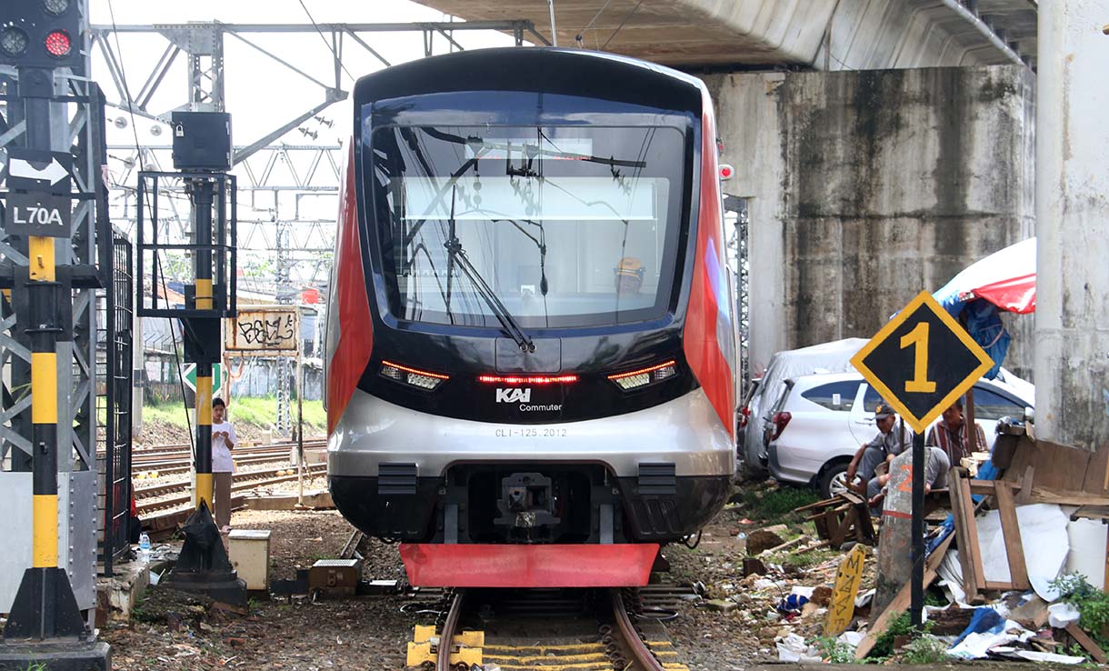 KRL Commuterline melintas di Kawasan Stasiun Manggarai, Jakarta, Rabu (20/5/2026). (Beritanasional.com/Oke Atmaja)