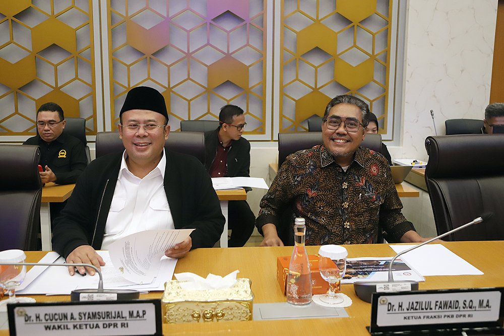DPR Panggil Trans7 Bahas Kontroversi Tayangan Pesantren di Xpose Uncensored DPR gelar rapat membahas kontroversi tayangan infotainmen Xpose Uncensored di Trans7 yang dinilai melecehkan pesantren dan ulama. (BeritaNasional/Elvis Sendouw)