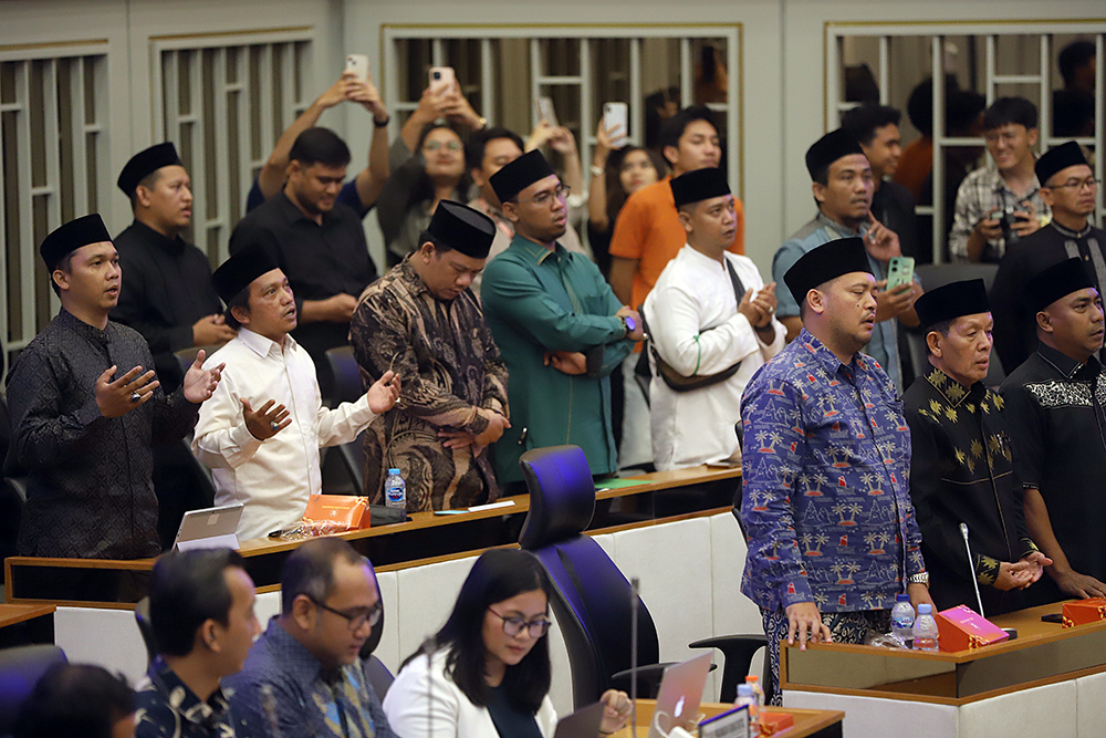 DPR Panggil Trans7 Bahas Kontroversi Tayangan Pesantren di Xpose Uncensored DPR gelar rapat membahas kontroversi tayangan infotainmen Xpose Uncensored di Trans7 yang dinilai melecehkan pesantren dan ulama. (BeritaNasional/Elvis Sendouw)