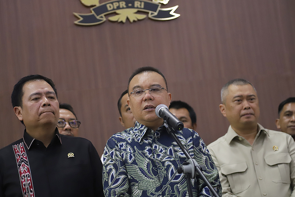 DPR, Pemerintah dan Asosiasi Bentuk Tim Wujudkan Zero ODOL Wakil Ketua DPR RI, Sufmi Dasco Ahmadv bersama Pemerintah dan Asosiasi Pengemudi Logistik memberikan keterangan kepada wartawan terkait pembetukan tim Zero Over Dimension Over Loading (ODOL) pada 2027. (BeritaNasional/Elvis Sendouw)