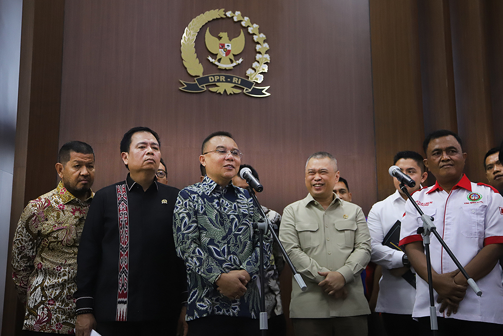DPR, Pemerintah dan Asosiasi Bentuk Tim Wujudkan Zero ODOL Wakil Ketua DPR RI, Sufmi Dasco Ahmadv bersama Pemerintah dan Asosiasi Pengemudi Logistik memberikan keterangan kepada wartawan terkait pembetukan tim Zero Over Dimension Over Loading (ODOL) pada 2027. (BeritaNasional/Elvis Sendouw)
