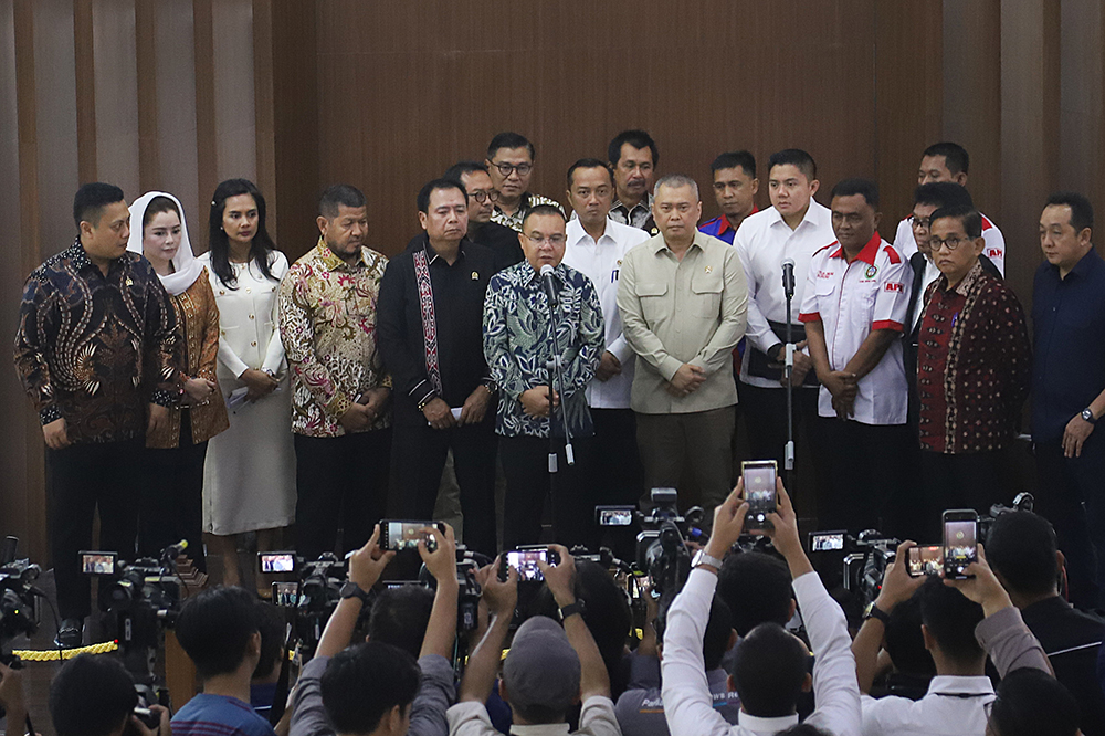 DPR, Pemerintah dan Asosiasi Bentuk Tim Wujudkan Zero ODOL Wakil Ketua DPR RI, Sufmi Dasco Ahmadv bersama Pemerintah dan Asosiasi Pengemudi Logistik memberikan keterangan kepada wartawan terkait pembetukan tim Zero Over Dimension Over Loading (ODOL) pada 2027. (BeritaNasional/Elvis Sendouw)