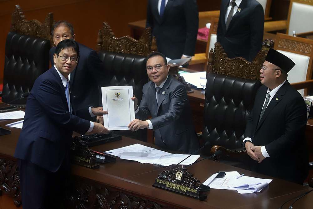 Wakil Ketua DPR Sufmi Dasco Ahmad menerima pandangan akhir pemerintah dari Menteri Keuangan terkait RUU Perubahan P2SK menjadi UU. (BeritaNasional/Elvis Sendouw)