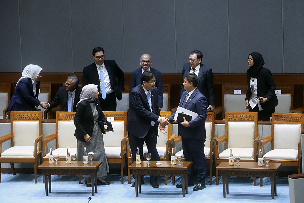 Wakil Ketua DPR Sufmi Dasco Ahmad menerima pandangan akhir pemerintah dari Menteri Keuangan terkait RUU Perubahan P2SK menjadi UU. (BeritaNasional/Elvis Sendouw)