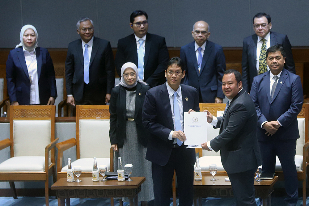Wakil Ketua DPR Sufmi Dasco Ahmad menerima pandangan akhir pemerintah dari Menteri Keuangan terkait RUU Perubahan P2SK menjadi UU. (BeritaNasional/Elvis Sendouw)