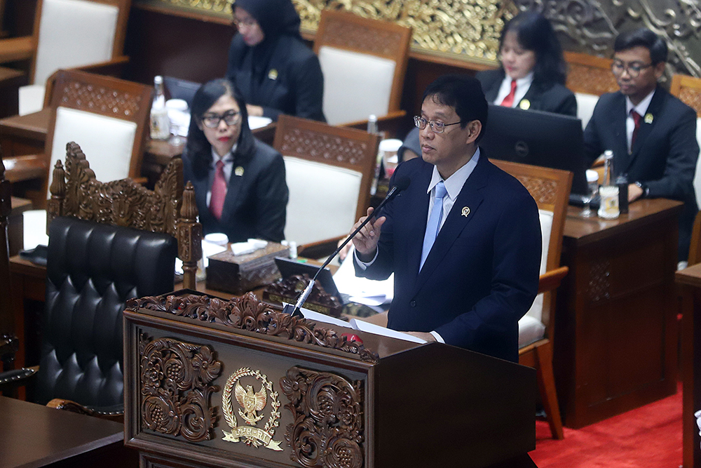 Wakil Ketua DPR Sufmi Dasco Ahmad menerima pandangan akhir pemerintah dari Menteri Keuangan terkait RUU Perubahan P2SK menjadi UU. (BeritaNasional/Elvis Sendouw)