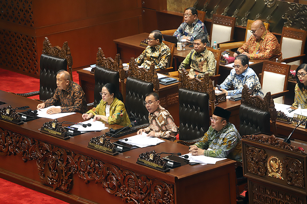 Menteri Pariwisata Widiyanti Putri Wardhana memberikan berkas pendapat akhir saat Rapat Paripurna Ke-6 DPR Masa Persidangan I Tahun 2025-2026. (BeritaNasional/Elvis Sendouw)