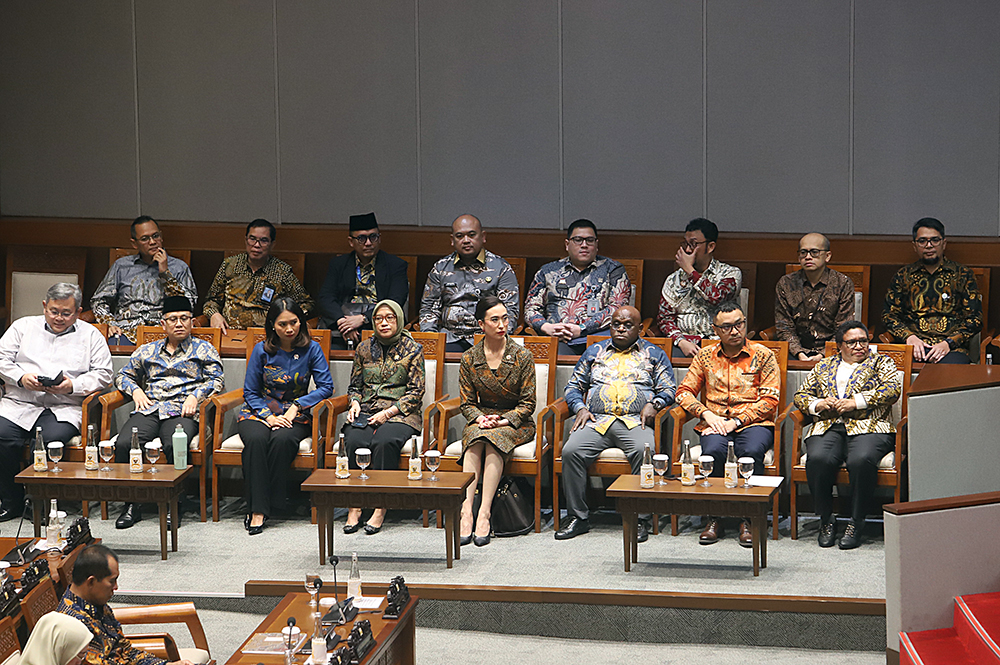 Menteri Pariwisata Widiyanti Putri Wardhana memberikan berkas pendapat akhir saat Rapat Paripurna Ke-6 DPR Masa Persidangan I Tahun 2025-2026. (BeritaNasional/Elvis Sendouw)