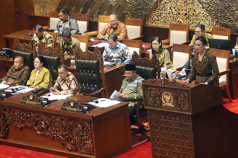 Menteri Pariwisata Widiyanti Putri Wardhana memberikan berkas pendapat akhir saat Rapat Paripurna Ke-6 DPR Masa Persidangan I Tahun 2025-2026. (BeritaNasional/Elvis Sendouw)