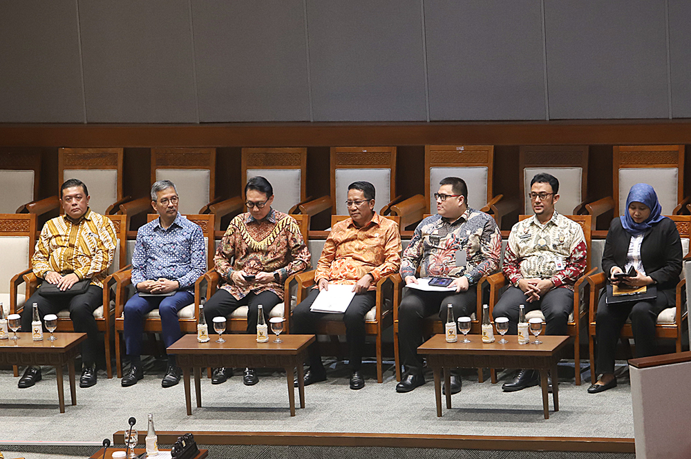 Menteri Hukum Supratman Andi Agtas (kiri) berkas pendapat akhir  saat Rapat Paripurna Ke-6 DPR Masa Persidangan I Tahun 2025-2026. (BeritaNasional/Elvis Sendouw)