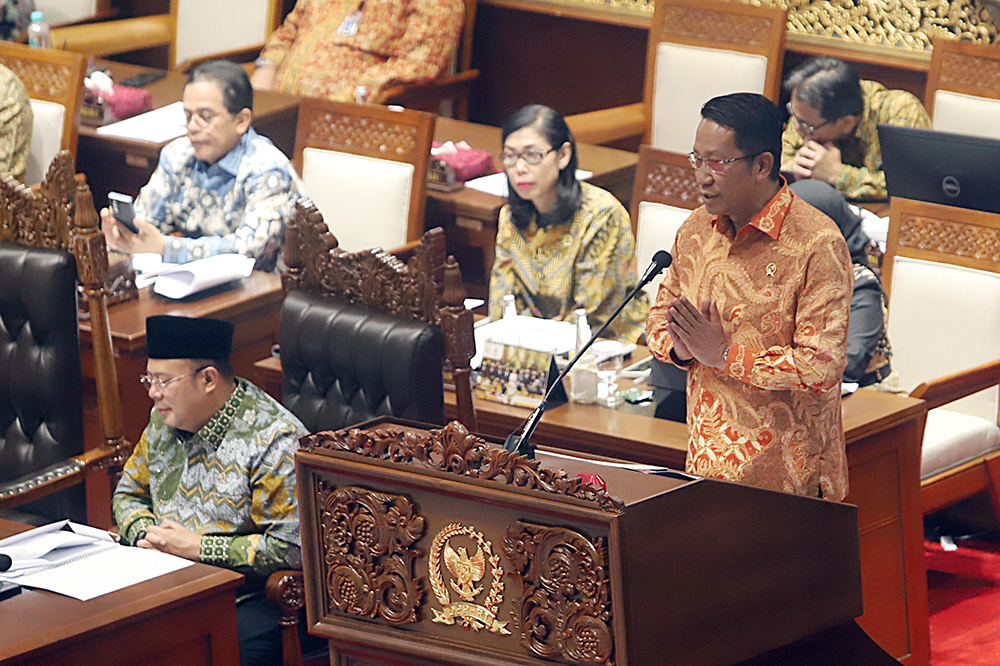 Menteri Hukum Supratman Andi Agtas (kiri) berkas pendapat akhir  saat Rapat Paripurna Ke-6 DPR Masa Persidangan I Tahun 2025-2026. (BeritaNasional/Elvis Sendouw)
