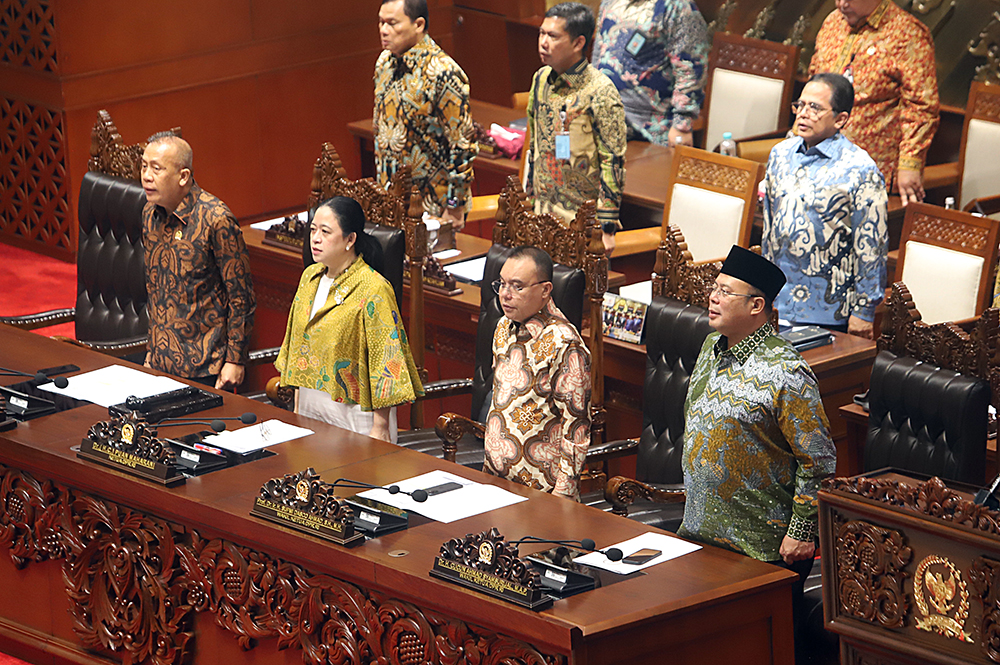 Menteri Hukum Supratman Andi Agtas (kiri) berkas pendapat akhir  saat Rapat Paripurna Ke-6 DPR Masa Persidangan I Tahun 2025-2026. (BeritaNasional/Elvis Sendouw)