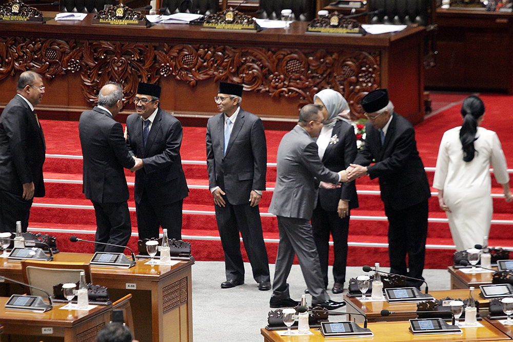 Ketua DPR Puan Maharani (ketiga kiri) bersama Wakil Ketua DPR Sufmi Dasco Ahmad (kiri) berjabat tangan dengan calon anggota Dewan Energi Nasional (DEN) terpilih. (BeritaNasional/Elvis Sendouw)