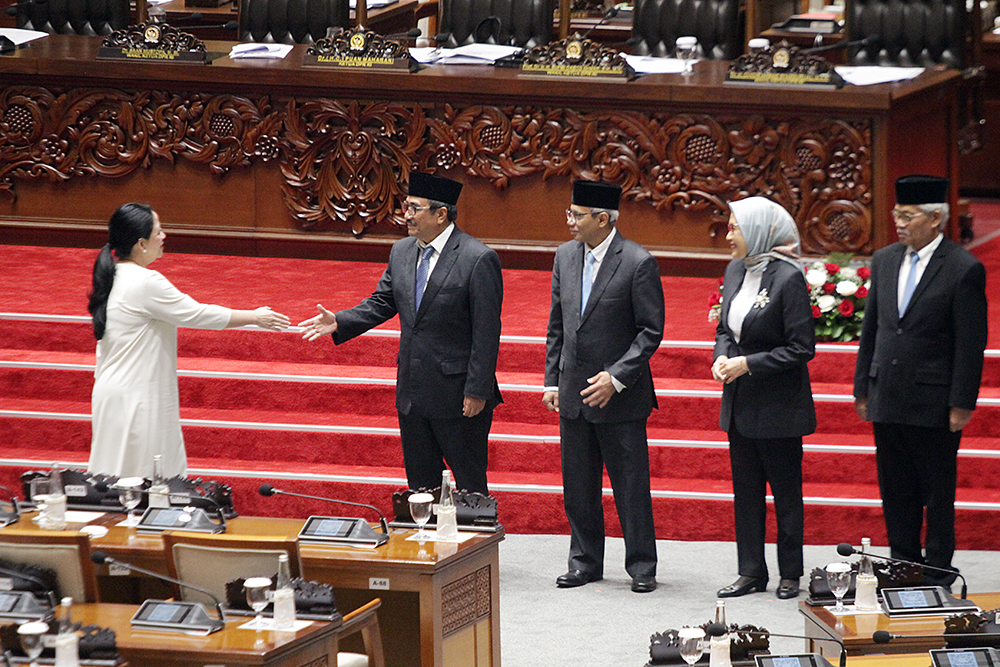 Ketua DPR Puan Maharani (ketiga kiri) bersama Wakil Ketua DPR Sufmi Dasco Ahmad (kiri) berjabat tangan dengan calon anggota Dewan Energi Nasional (DEN) terpilih. (BeritaNasional/Elvis Sendouw)