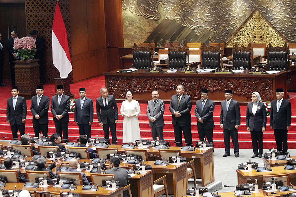 Ketua DPR Puan Maharani (ketiga kiri) bersama Wakil Ketua DPR Sufmi Dasco Ahmad (kiri) berjabat tangan dengan calon anggota Dewan Energi Nasional (DEN) terpilih. (BeritaNasional/Elvis Sendouw)