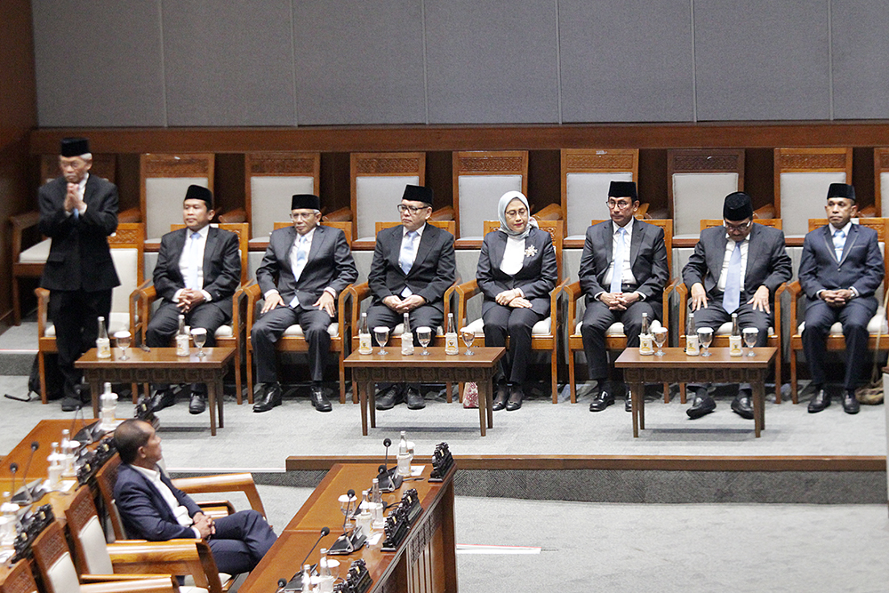Ketua DPR Puan Maharani (ketiga kiri) bersama Wakil Ketua DPR Sufmi Dasco Ahmad (kiri) berjabat tangan dengan calon anggota Dewan Energi Nasional (DEN) terpilih. (BeritaNasional/Elvis Sendouw)