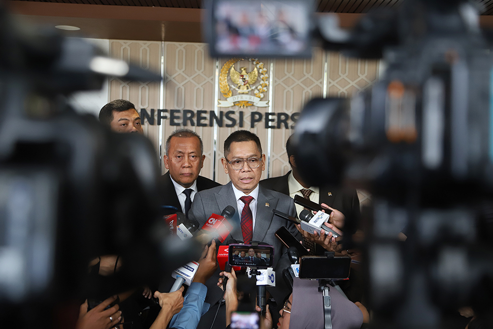 DPR Setujui 24 Calon Dubes RI Pimpinan DPR memberikan penjelasan terkait 24 calon Dubes RI. (BeritaNasional/Elvis Sendouw)