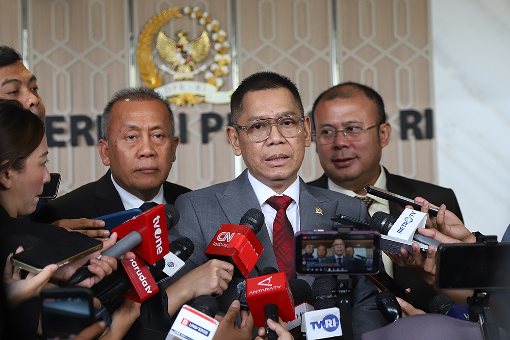 DPR Setujui 24 Calon Dubes RI Pimpinan DPR memberikan penjelasan terkait 24 calon Dubes RI. (BeritaNasional/Elvis Sendouw)