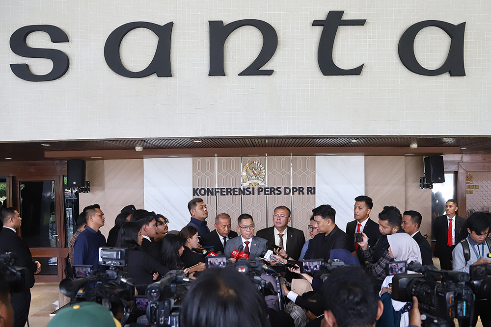 DPR Setujui 24 Calon Dubes RI Pimpinan DPR memberikan penjelasan terkait 24 calon Dubes RI. (BeritaNasional/Elvis Sendouw)