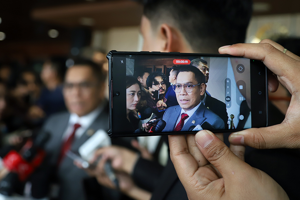 DPR Setujui 24 Calon Dubes RI Pimpinan DPR memberikan penjelasan terkait 24 calon Dubes RI. (BeritaNasional/Elvis Sendouw)