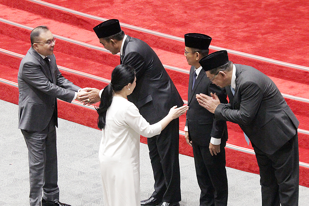 Ketua DPR Puan Maharani (dua kiri) bersama Wakil Ketua DPR Sufmi Dasco Ahmad (kiri) memberi selamat kepada calon anggota Komisi Yudisial terpilih. (BeritaNasional/Elvis Sendouw)