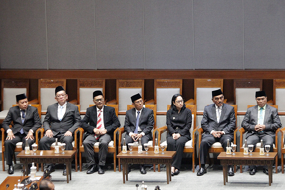 Ketua DPR Puan Maharani (dua kiri) bersama Wakil Ketua DPR Sufmi Dasco Ahmad (kiri) memberi selamat kepada calon anggota Komisi Yudisial terpilih. (BeritaNasional/Elvis Sendouw)