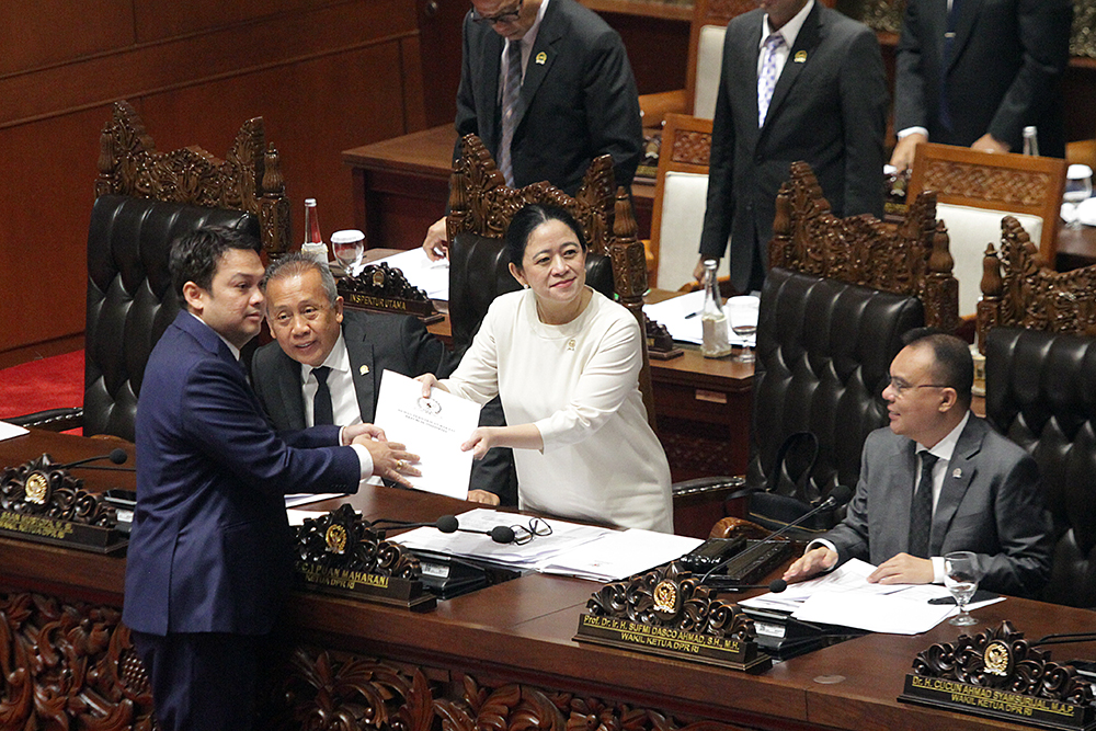 Ketua DPR Puan Maharani (dua kiri) bersama Wakil Ketua DPR Sufmi Dasco Ahmad (kiri) memberi selamat kepada calon anggota Komisi Yudisial terpilih. (BeritaNasional/Elvis Sendouw)