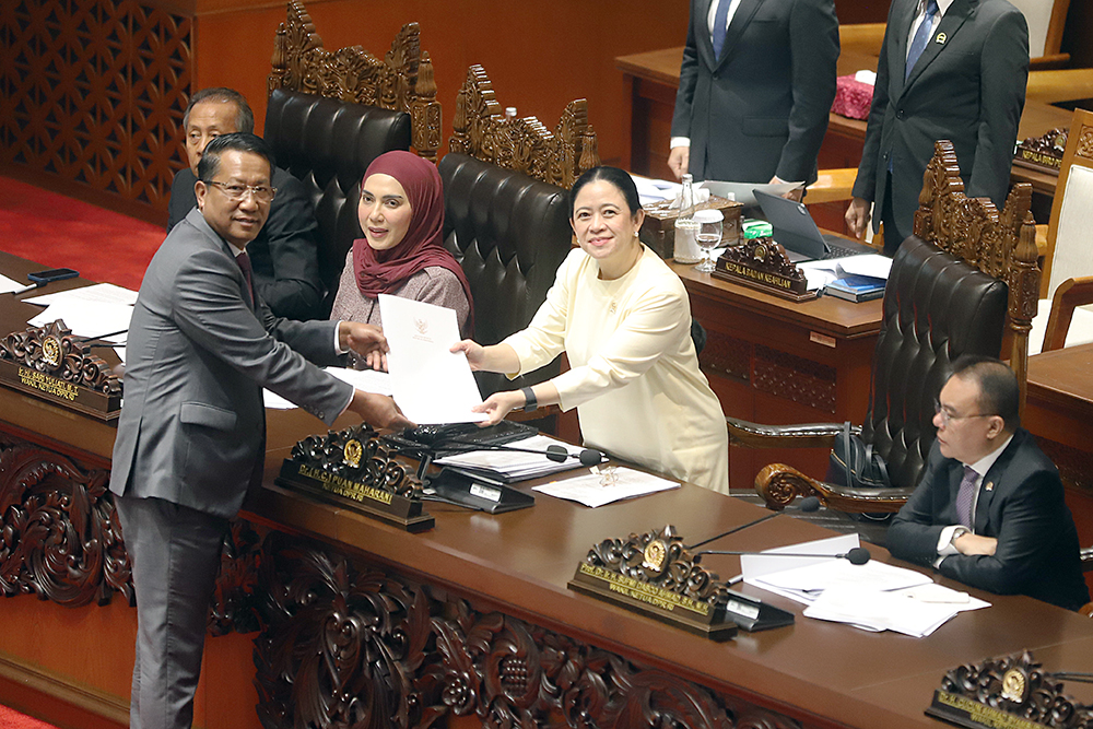 Rapat Paripurna DPR menyetujui RUU tentang pengesahan nota kesepahaman bidang ketahanan. (BeritaNasional/Elvis Sendouw)
