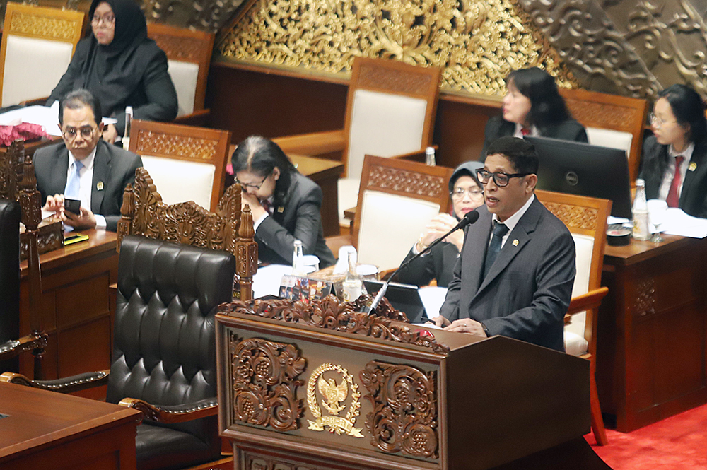 Wakil Ketua DPR Sufmi Dasco Ahmad (kanan) menerima hasil laporan pembahasan dari Ketua Badan Legislasi (Baleg) DPR Bob Hasan (kiri) saat Rapat Paripurna Ke-10 DPR RI Masa Persidangan II Tahun Sidang 2025-2026 . (BeritaNasional/Elvis Sendouw)