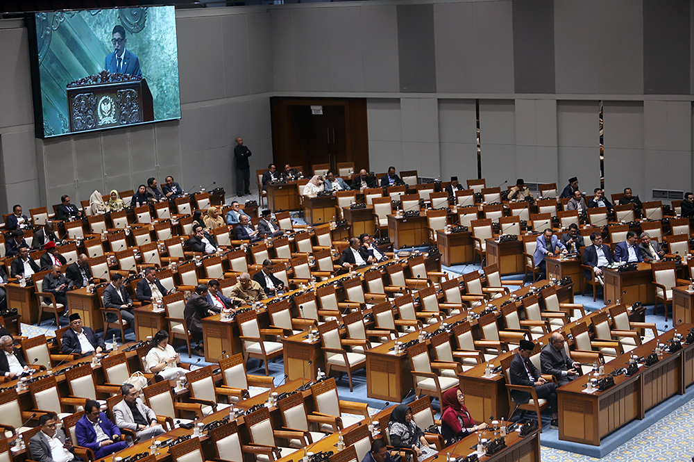 Wakil Ketua DPR Sufmi Dasco Ahmad (kanan) menerima hasil laporan pembahasan dari Ketua Badan Legislasi (Baleg) DPR Bob Hasan (kiri) saat Rapat Paripurna Ke-10 DPR RI Masa Persidangan II Tahun Sidang 2025-2026 . (BeritaNasional/Elvis Sendouw)