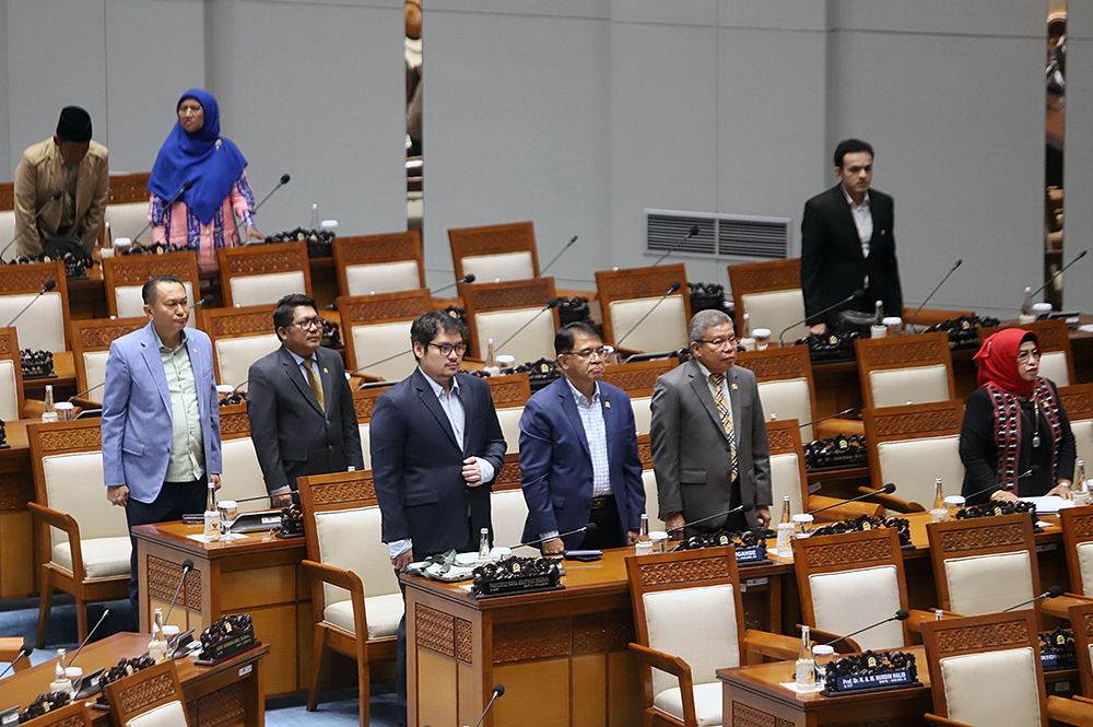 Wakil Ketua DPR Sufmi Dasco Ahmad (kanan) menerima hasil laporan pembahasan dari Ketua Badan Legislasi (Baleg) DPR Bob Hasan (kiri) saat Rapat Paripurna Ke-10 DPR RI Masa Persidangan II Tahun Sidang 2025-2026 . (BeritaNasional/Elvis Sendouw)