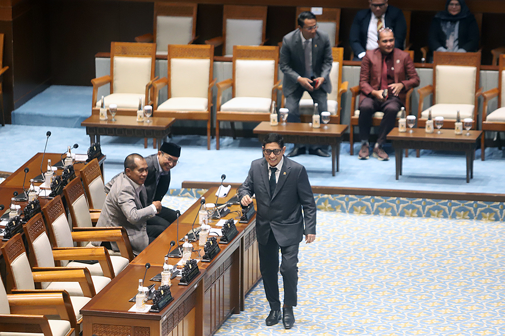 Wakil Ketua DPR Sufmi Dasco Ahmad (kanan) menerima hasil laporan pembahasan dari Ketua Badan Legislasi (Baleg) DPR Bob Hasan (kiri) saat Rapat Paripurna Ke-10 DPR RI Masa Persidangan II Tahun Sidang 2025-2026 . (BeritaNasional/Elvis Sendouw)