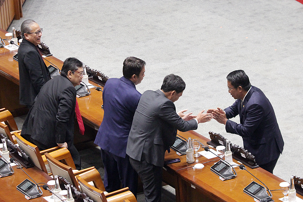 Menteri Hukum Supratman Andi Agtas (kiri) menyerahkan berkas pendapat akhir kepada Ketua DPR Puan Maharani (kanan) dalam Paripurna pengesahan Rancangan Undang-Undang (RUU) tentang Pengelolaan Ruang Udara. (BeritaNasional/Elvis Sendouw)