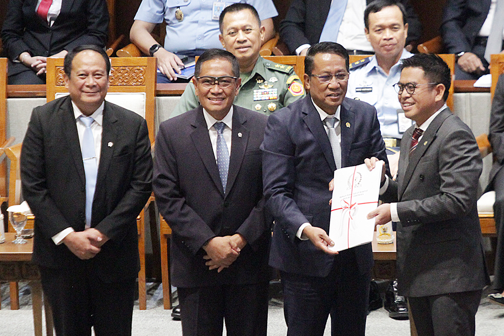 Menteri Hukum Supratman Andi Agtas (kiri) menyerahkan berkas pendapat akhir kepada Ketua DPR Puan Maharani (kanan) dalam Paripurna pengesahan Rancangan Undang-Undang (RUU) tentang Pengelolaan Ruang Udara. (BeritaNasional/Elvis Sendouw)
