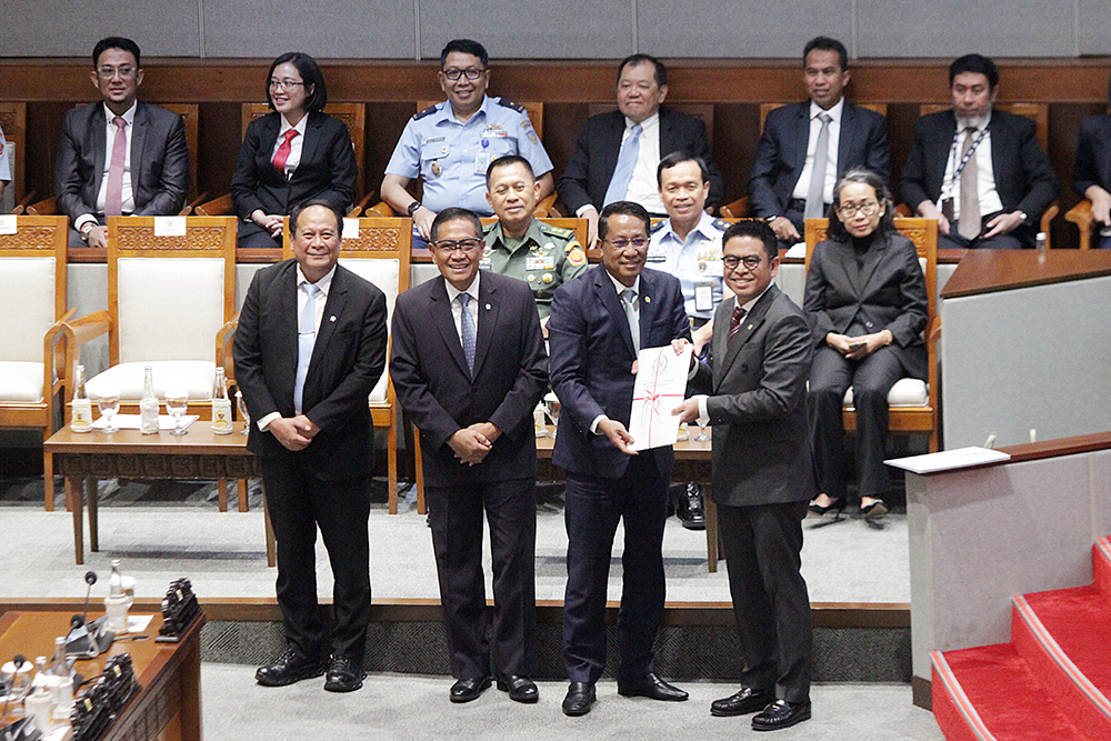 Menteri Hukum Supratman Andi Agtas (kiri) menyerahkan berkas pendapat akhir kepada Ketua DPR Puan Maharani (kanan) dalam Paripurna pengesahan Rancangan Undang-Undang (RUU) tentang Pengelolaan Ruang Udara. (BeritaNasional/Elvis Sendouw)