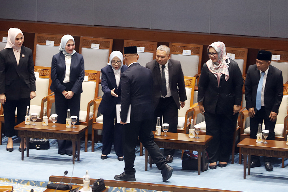 Ketua DPR Puan Maharani (kedua kanan) menerima laporan hasil seleksi uji kelayakan dan kepatutan calon anggota Komisi Penyiaran Indonesia (KPI) Pusat dari Wakil Ketua Komisi I DPR Sukamta. (BeritaNasional/Elvis Sendouw)