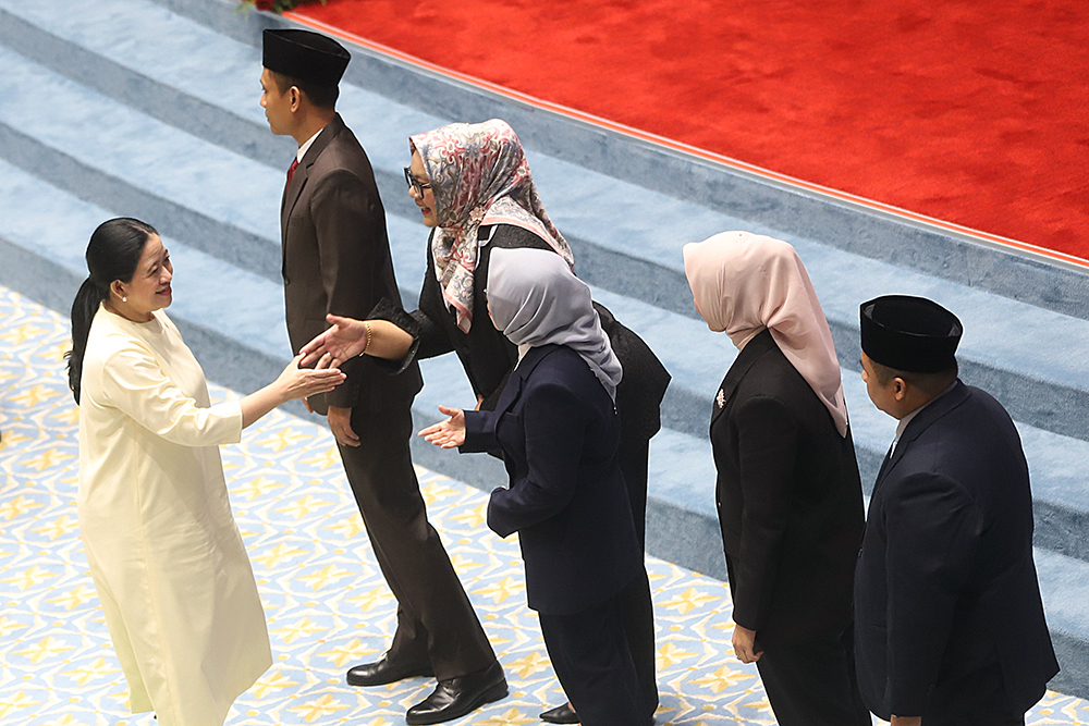 Ketua DPR Puan Maharani (kedua kanan) menerima laporan hasil seleksi uji kelayakan dan kepatutan calon anggota Komisi Penyiaran Indonesia (KPI) Pusat dari Wakil Ketua Komisi I DPR Sukamta. (BeritaNasional/Elvis Sendouw)