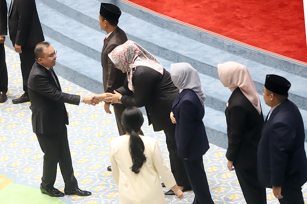 Ketua DPR Puan Maharani (kedua kanan) menerima laporan hasil seleksi uji kelayakan dan kepatutan calon anggota Komisi Penyiaran Indonesia (KPI) Pusat dari Wakil Ketua Komisi I DPR Sukamta. (BeritaNasional/Elvis Sendouw)
