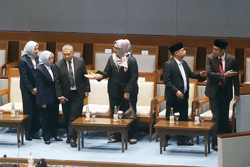 Ketua DPR Puan Maharani (kedua kanan) menerima laporan hasil seleksi uji kelayakan dan kepatutan calon anggota Komisi Penyiaran Indonesia (KPI) Pusat dari Wakil Ketua Komisi I DPR Sukamta. (BeritaNasional/Elvis Sendouw)
