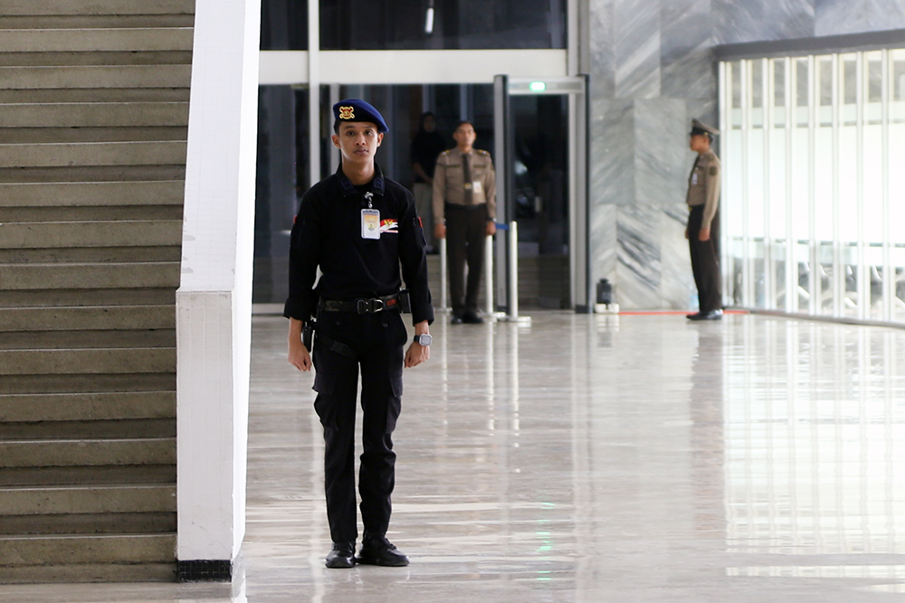 Sikap tegak ketika pemutaran lagu Indonesia Raya di kawasan Kompleks Parlemen DPR RI. (BeritaNasional/Elvis Sendouw)