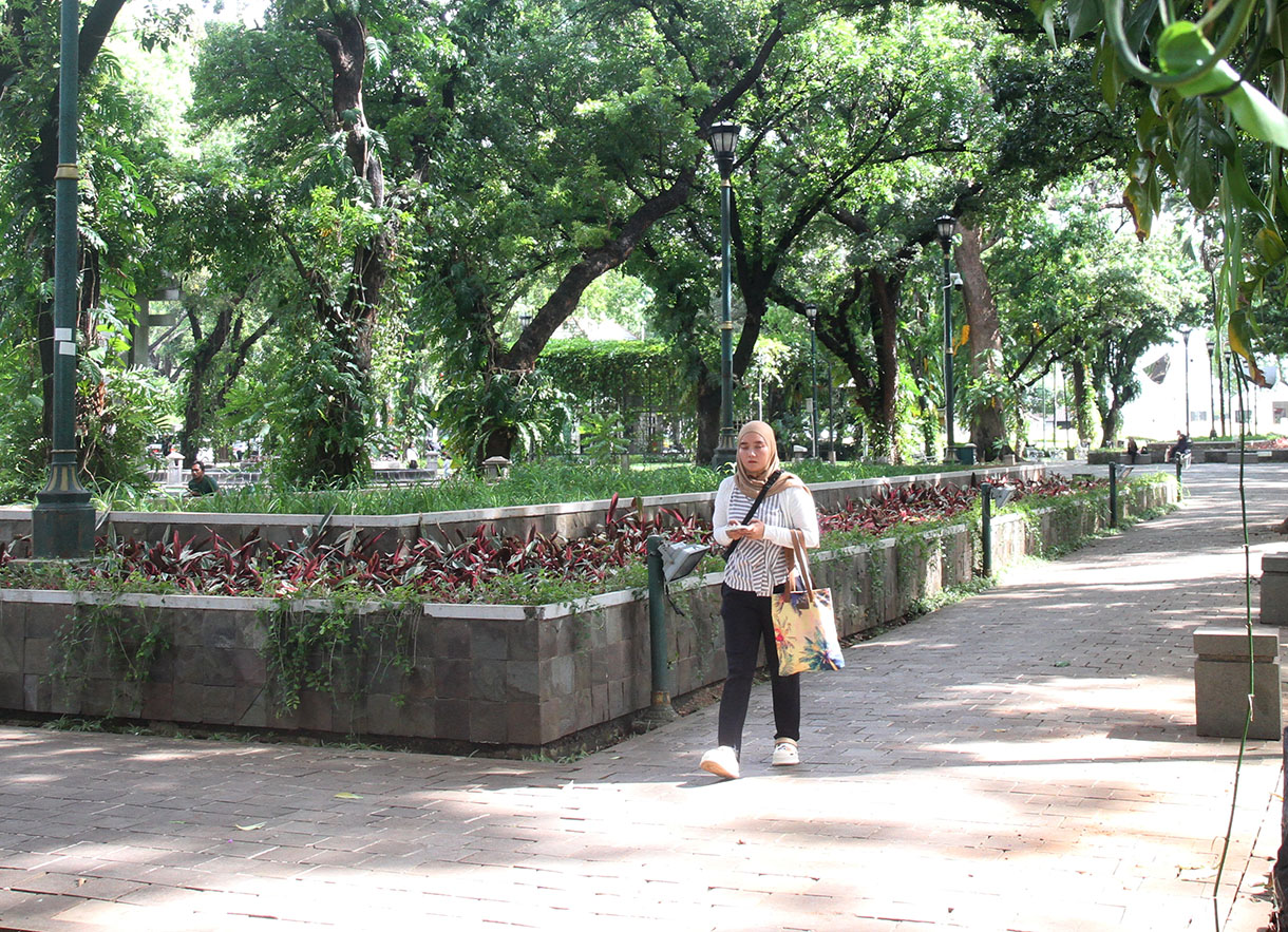 Warga sedang memainkan Handphone di Taman Suropati, Jakarta, Senin (18/11/2024).  (BeritaNasional.com/Oke Atmaja)