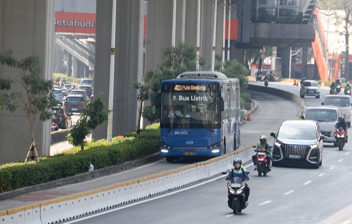Transjakarta melintas di Jalan Rasuna Sahid, Jakarta, Senin (20/7/2026). (Beritanasional.com/Oke Atmaja)