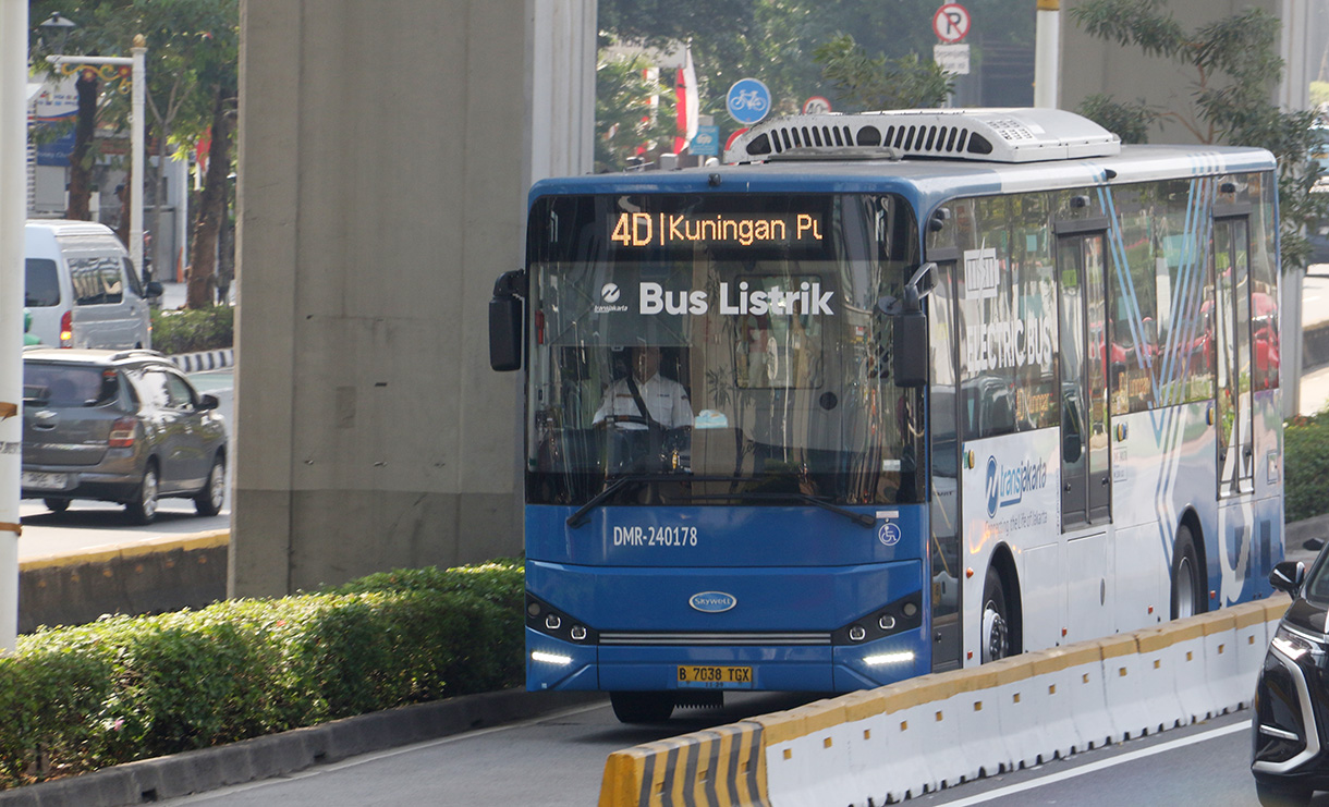 Transjakarta melintas di Jalan Rasuna Sahid, Jakarta, Senin (20/7/2026). (Beritanasional.com/Oke Atmaja)