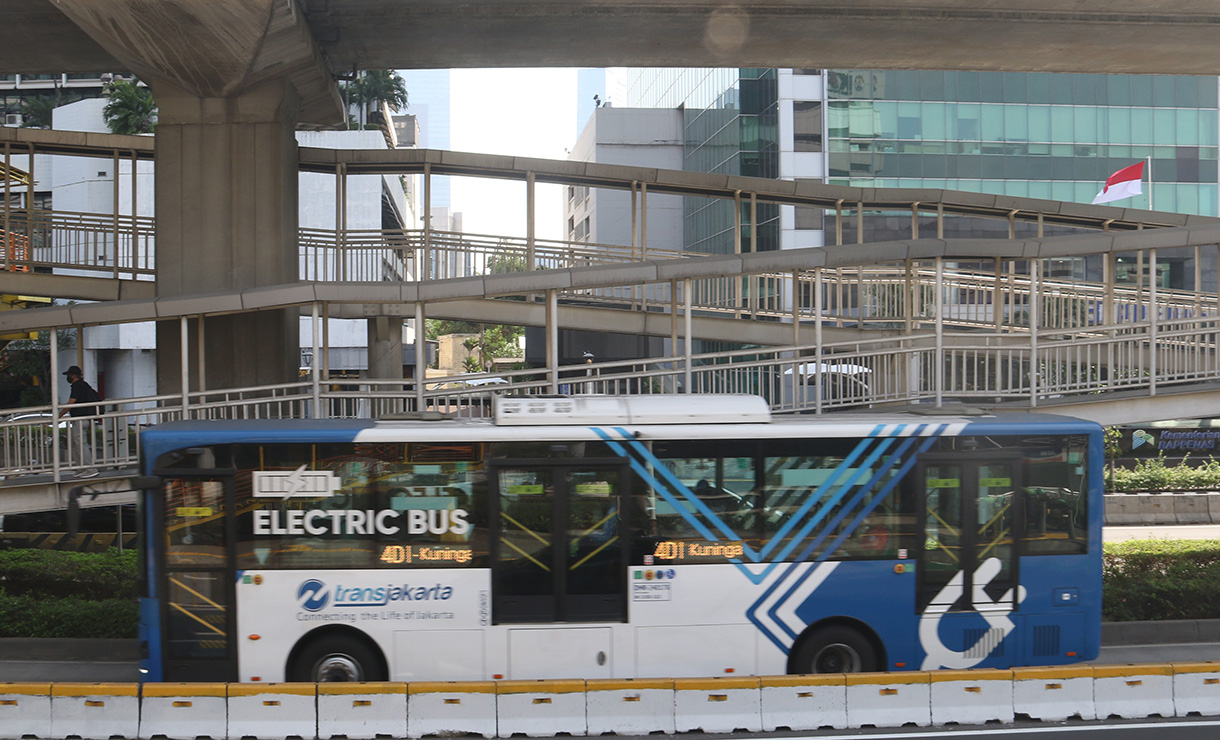 Transjakarta melintas di Jalan Rasuna Sahid, Jakarta, Senin (20/7/2026). (Beritanasional.com/Oke Atmaja)